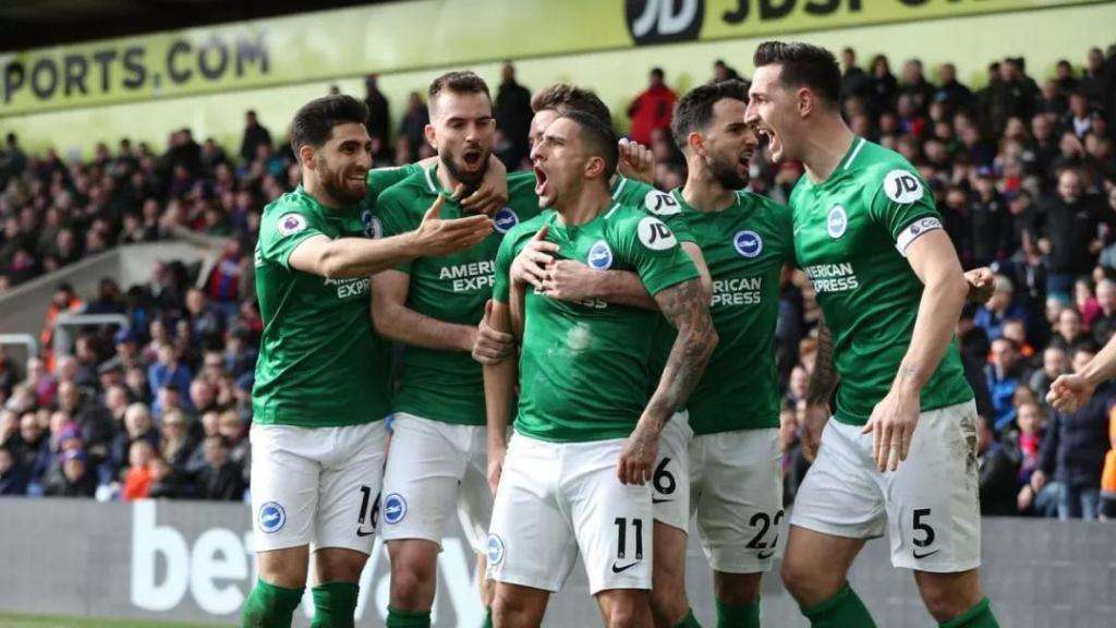 奇异果体育官方网站- 利兹联疯狂进攻足球风靡英伦，白玫瑰重返巅峰  