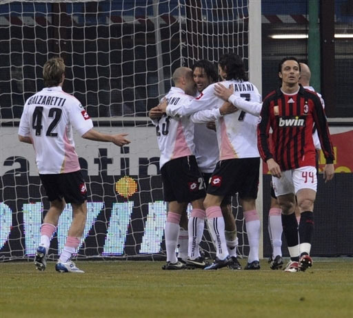  巴勒莫重返意甲引发狂热，西西里岛足球复兴  